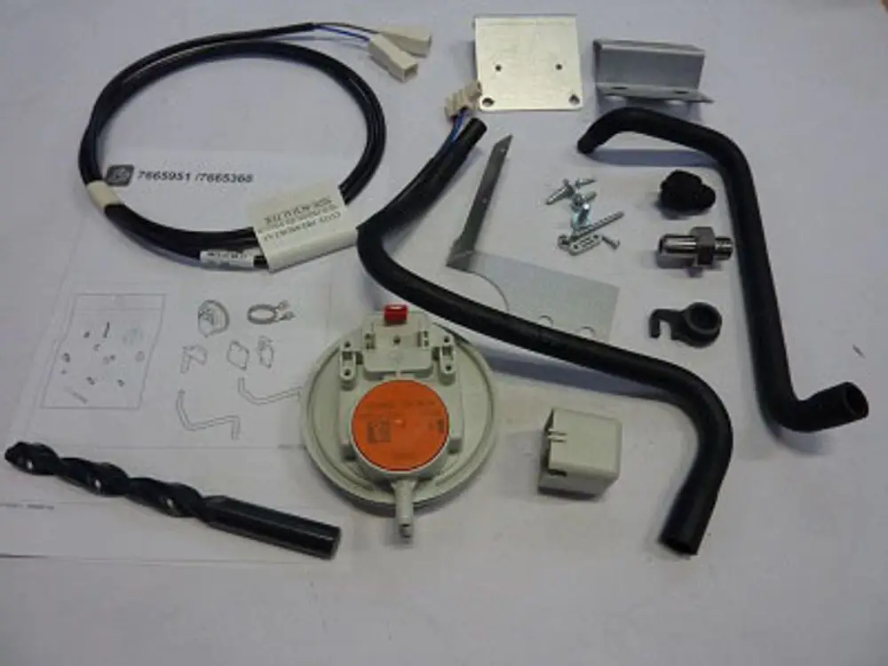Set mit verschiedenen Komponenten, darunter ein Luftdruckschalter, Schläuche, Kabel und Befestigungselemente, hergestellt von Remeha, zur Verwendung in Heizsystemen.